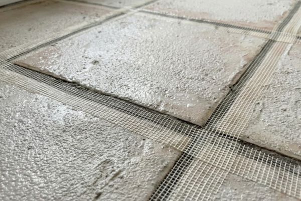 applying quartz primer and mesh tape for diy microcement floor.
